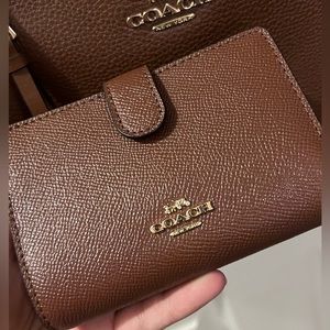 Coach Womens Leather Medium Corner Zip Wallet. Light gold / saddle color